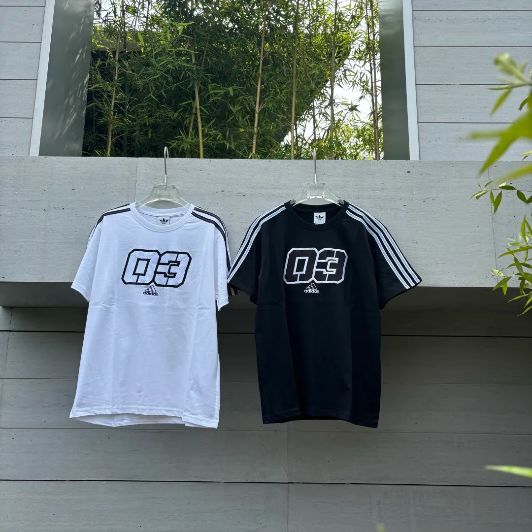 🈴 𝟮Color Collection 𝟬𝟱𝟰𝟯#Exclusive real shot/difference between various stolen pictures and online version on the market [𝗮𝗱𝗶𝗱𝗮𝘀 Adidas Clover men's and women's digital embroidery sports loose round neck T-shirt short sleeves, selected soft cotton fabric, skin-friendly, Breathable, super comfortable to wear. ✅Full set of 1:1 customized accessories ➕Customized three-label ➕𝗬𝘂𝗮𝗻 version hang tag ➕𝗹𝗼𝗴𝗼 packaging bag🔥 ➕Scan the tag to enter the official website. ✅Top version, ins Xiaohongshu Kuaishou = lots of bloggers wear it. ✅Adidas’ absolute Hot Sale star Same Style Details are online, feel free to compare! The iconic Adidas logo embellishes the chest, highlighting the brand's charm. Fixed color and classic three-bar stripes, classic will never go out of style! Versatile is not picky, the original model is perfect for the upper body, so buy it with your eyes closed! ✅The striped elements on both sides of the sleeves add a sporty and fashionable feel, making it easily adaptable to various sports or daily leisure scenes. Whether you are running for fitness or hanging out on the street, it can keep you full of energy without losing the sense of fashion. ✅Complete sizes to meet the needs of different body shapes! Color; White Black Size S-XXL
